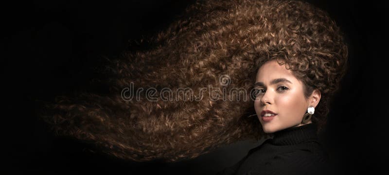 混合的族种与大非洲的头发，卷发的黑人妇女画象 护发概念 图库摄影